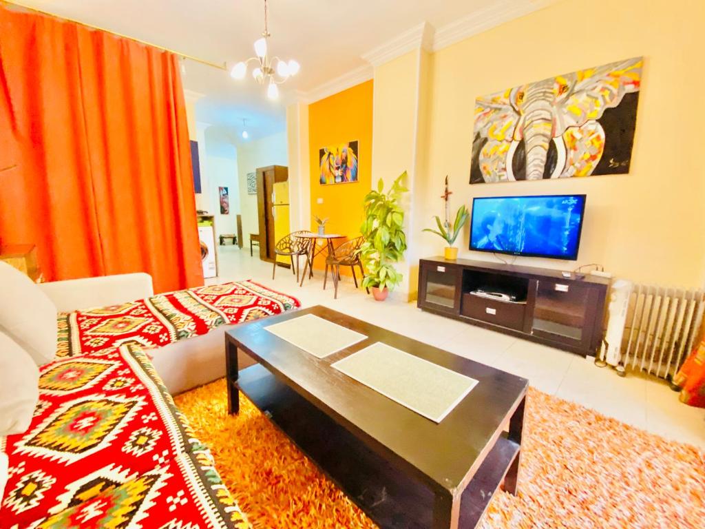 Televisyen dan/atau pusat hiburan di Safari Home with Wi Fi Hurghada center