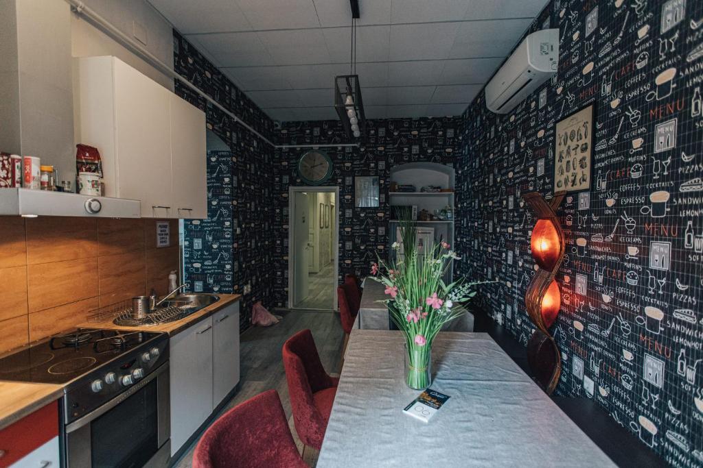 Kuchyň nebo kuchyňský kout v ubytování Palmers Lodge Hostel