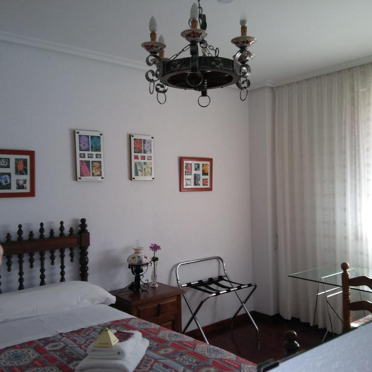 Postel nebo postele na pokoji v ubytování Habitaciones en El Sardinero-Santander