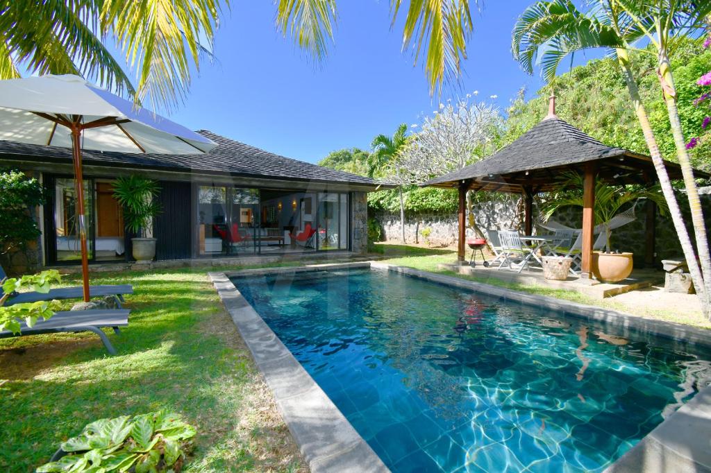 una piscina en el patio trasero de una villa en Elegant Villa with pool and privacy Blue Bay, en Blue Bay