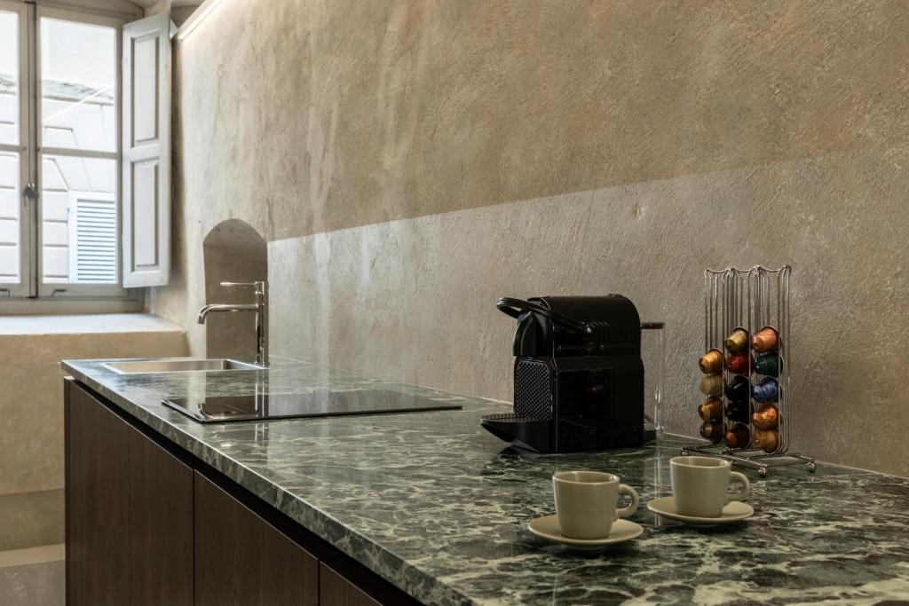 Kuchnia lub aneks kuchenny w obiekcie CHIAROMANNI SUITE