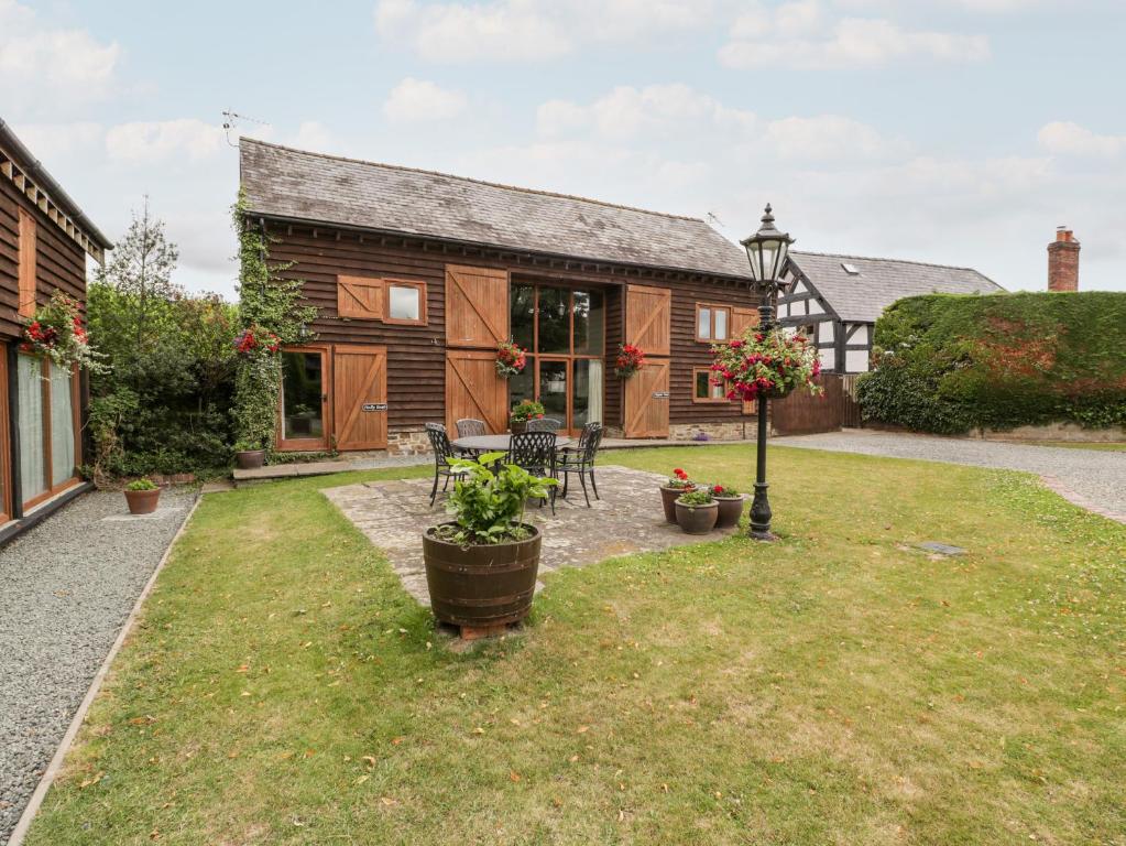 una vista exterior de una casa con patio en Holly Bush en Pembridge