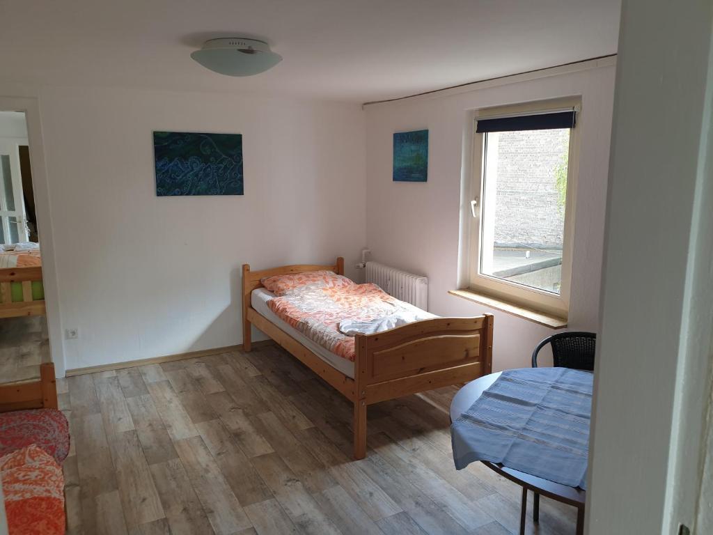 クレーフェルトにあるMonteurwohnungen Santos Lerchのベッドと窓が備わる小さな客室です。