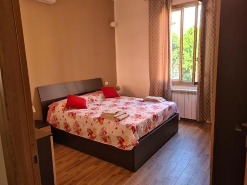 A bed or beds in a room at Nuovissimo appartamento Foce Mare