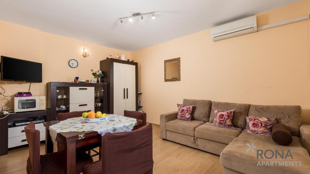 salon ze stołem i kanapą w obiekcie Rona apartment Zdenka w Poreču
