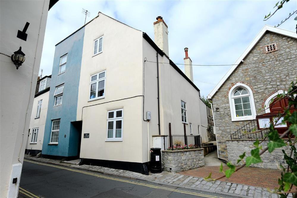 un edificio blanco al costado de una calle en Mermaid House, en Lyme Regis