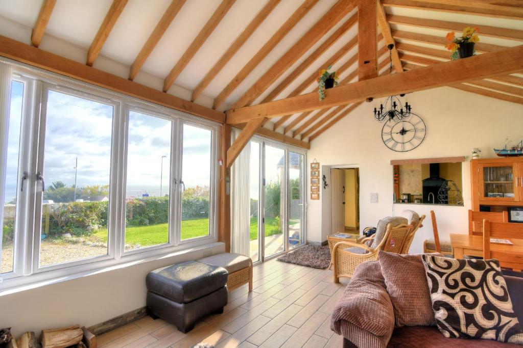 een open woonkamer met grote ramen bij Cumberland Cottage in Lyme Regis