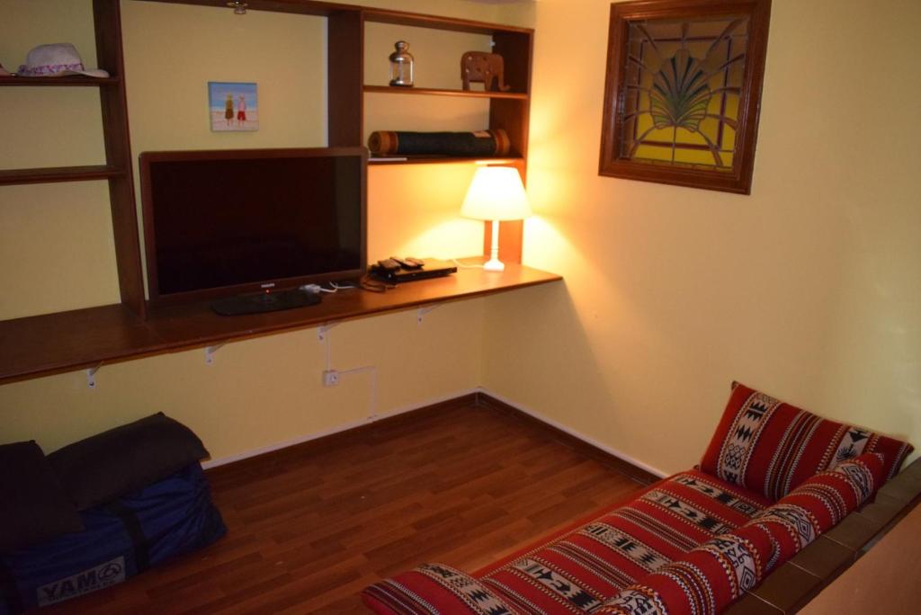 A television and/or entertainment centre at 395-casa canal 4 dormitorios