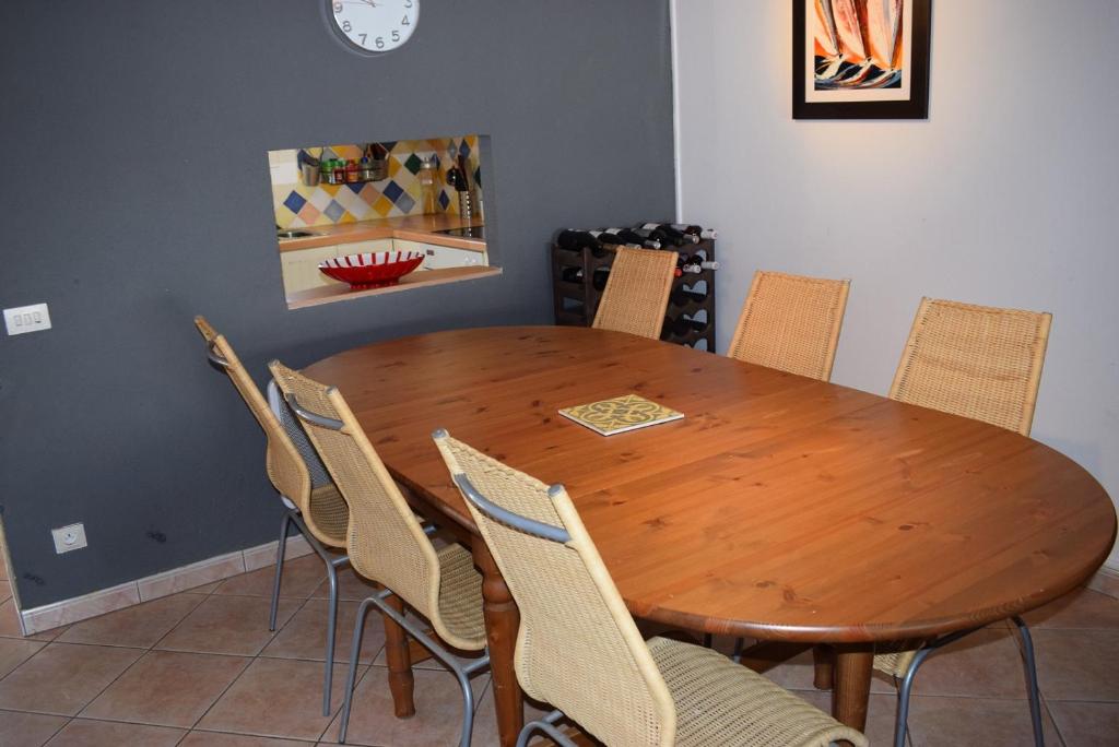 A seating area at 395-casa canal 4 dormitorios