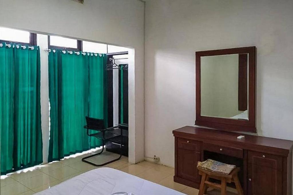 Letto o letti in una camera di Graha HT Sumantri Mitra RedDoorz
