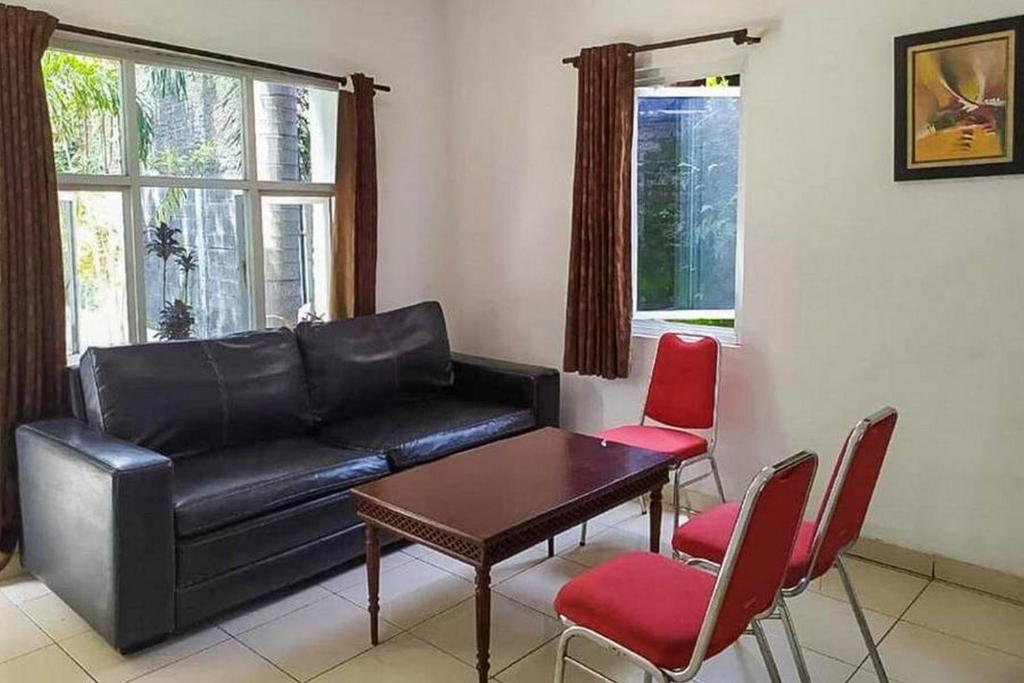 Area soggiorno di Graha HT Sumantri Mitra RedDoorz