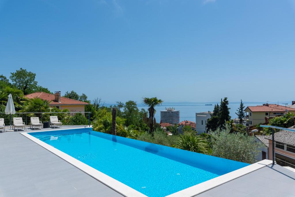 Bazén v ubytovaní Apartments Villa Zara alebo v jeho blízkosti