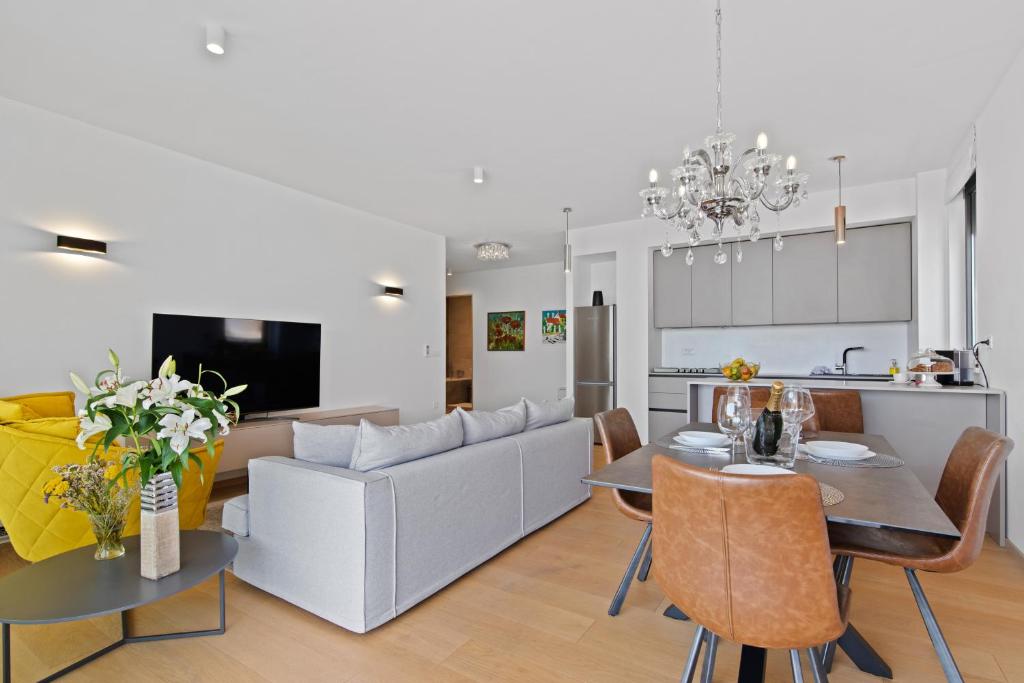 Televízia a/alebo spoločenská miestnosť v ubytovaní Apartments Villa Zara