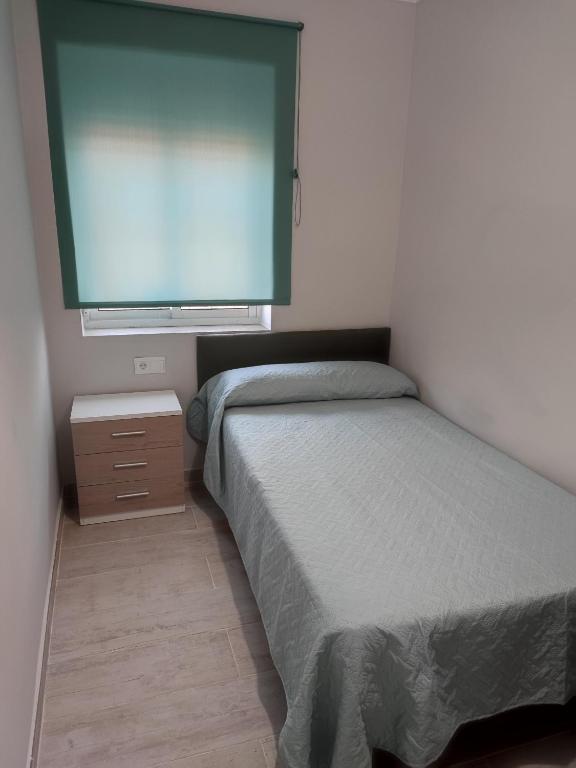 Posteľ alebo postele v izbe v ubytovaní Precioso piso 3 dormitorios, aire acondicionado Jerez de la Frontera