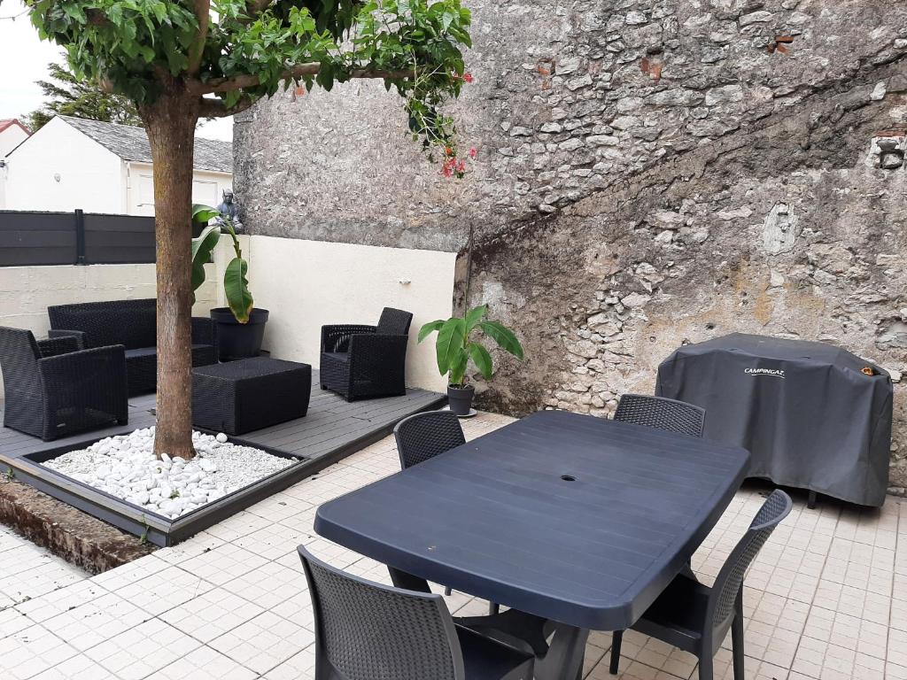 Część wypoczynkowa w obiekcie La talonnière, maison de village avec terrasse et 3 chambres