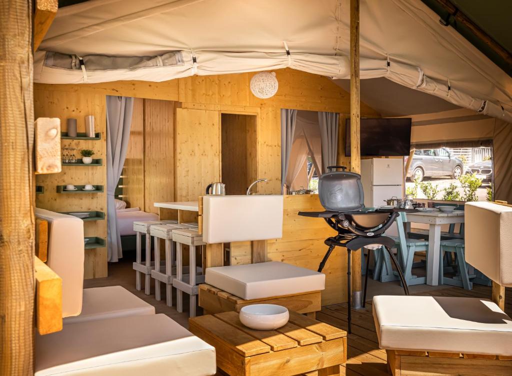 Posezení v ubytování Maistra Camping Amarin Glamping