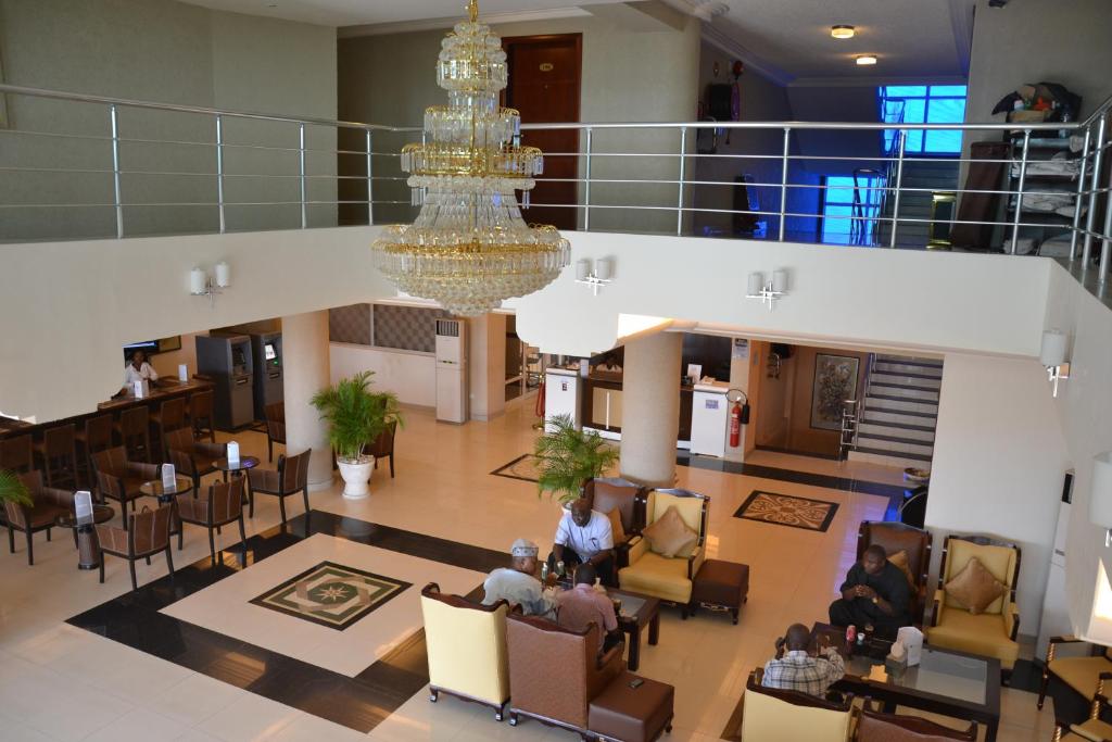 einen Blick über eine Lobby mit einem Kronleuchter in der Unterkunft Nobila Airport Hotel in Cotonou