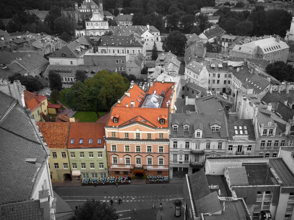Blick auf eine Stadt mit Gebäuden und einer Straße in der Unterkunft NARUTIS hotel in Vilnius