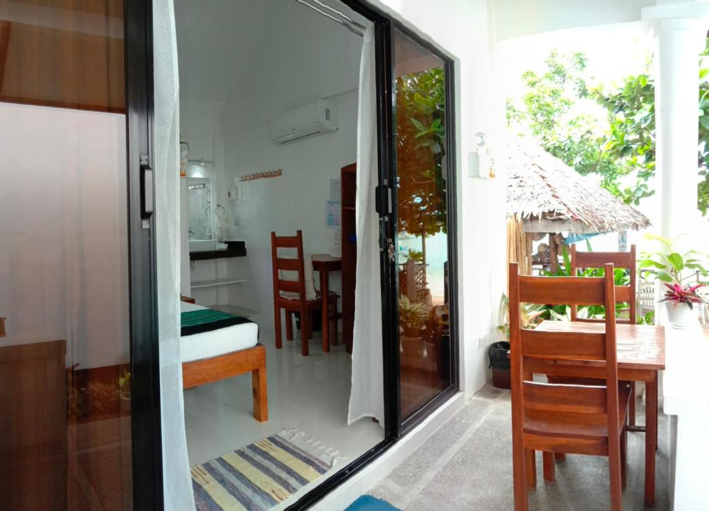 Corong Beach Resort - Tweepersoonskamer Met Balkon