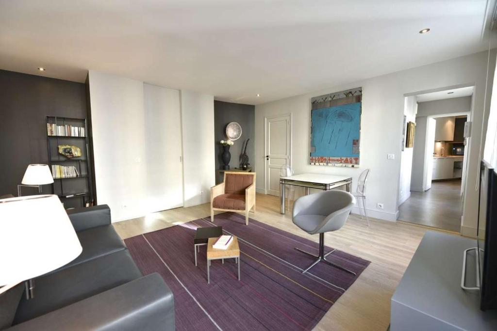 un salon avec un canapé et une table dans l'établissement Champagne, à Paris