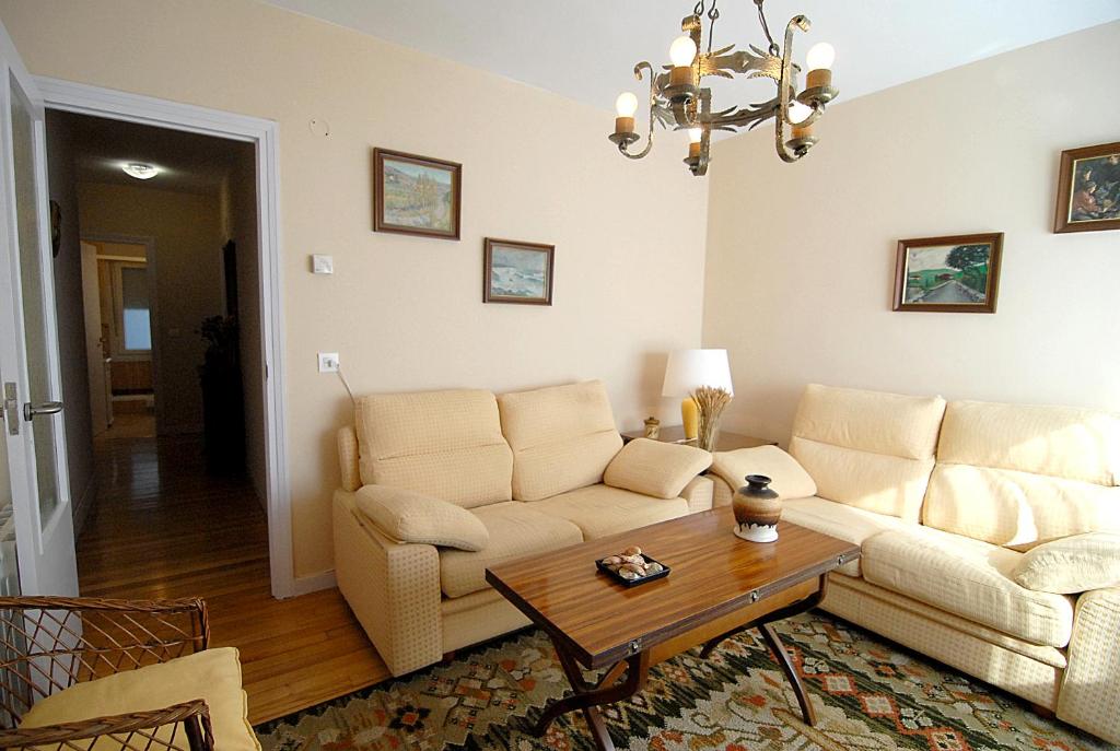 a living room with a couch and a table at Confortable y amplio piso en Mundaka in Mundaka