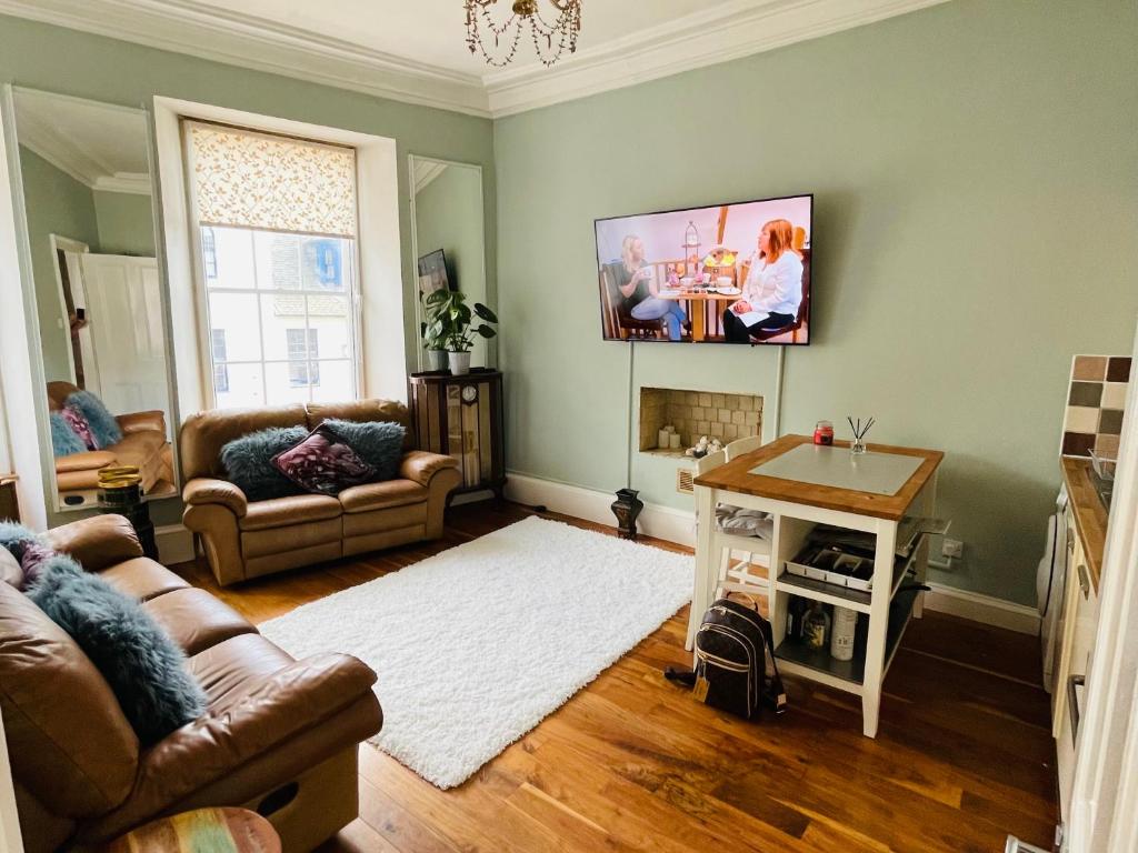 A seating area at Charming 2-Bedroom Apartment Located in Ayr