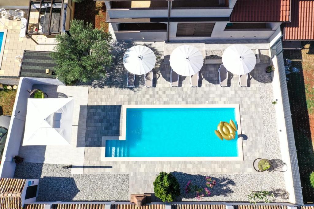 Изглед към басейн в Apartment Nina with private pool или наблизо