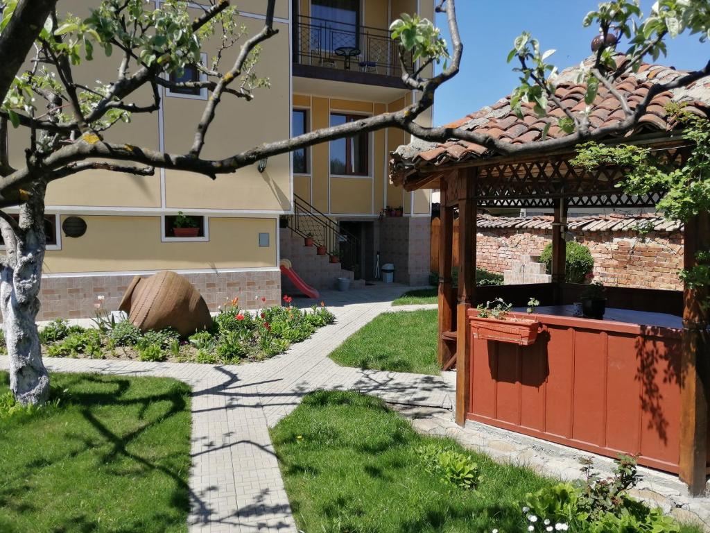 Zahrada ubytování Guest House Tsenovi
