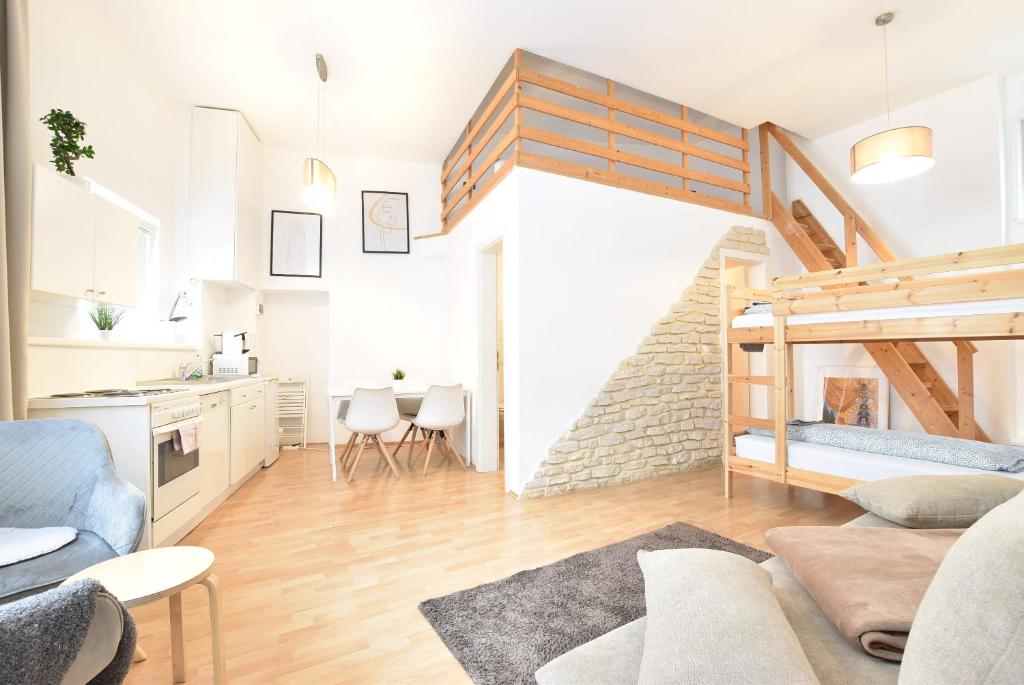 een keuken en een woonkamer met een hoogslaper bij Hidden Gem in Central Innsbruck with free Parking in Innsbruck