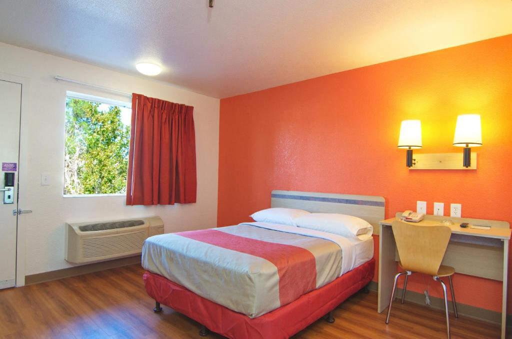 Postel nebo postele na pokoji v ubytování Motel 6-Twentynine Palms, CA