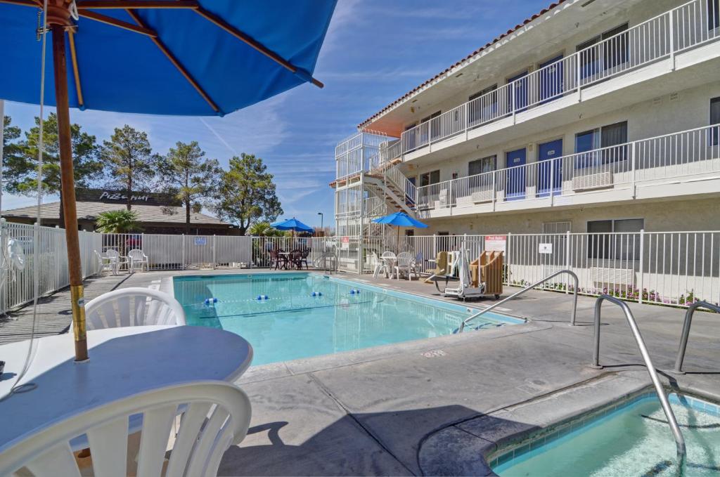 Bazén v ubytování Motel 6-Twentynine Palms, CA nebo v jeho okolí