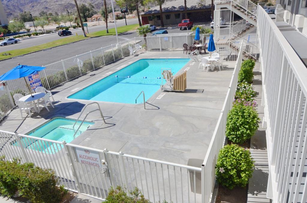 Bazén v ubytování Motel 6-Twentynine Palms, CA nebo v jeho okolí