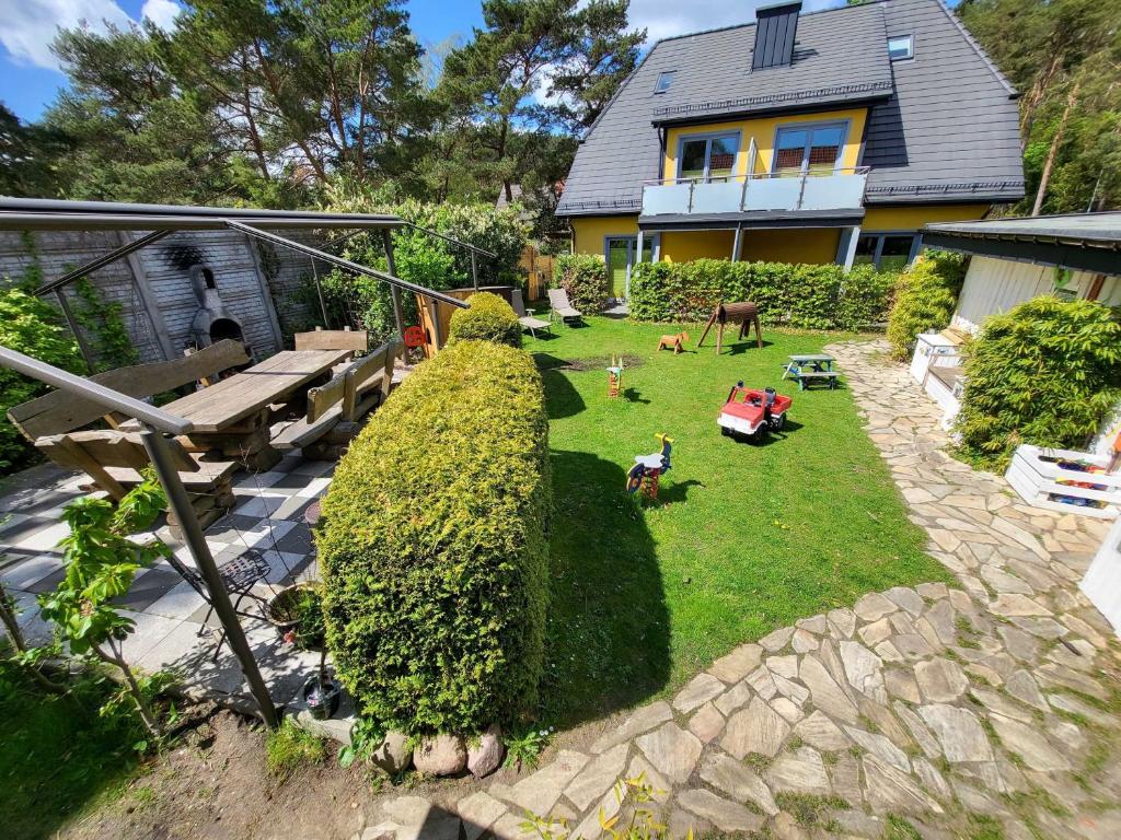 uma vista aérea de um pátio com uma casa em Ferienhaus Triftweg 10 em Kolpinsee