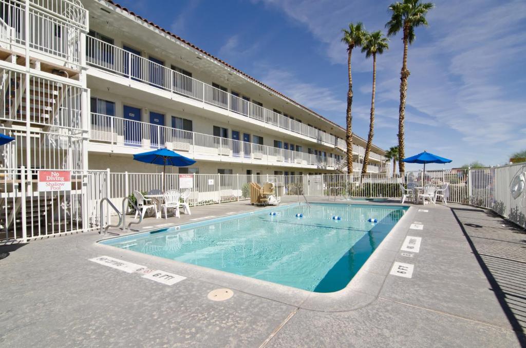Bazén v ubytování Motel 6-Twentynine Palms, CA nebo v jeho okolí