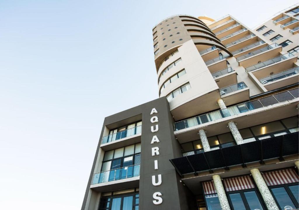 un edificio con un cartel que lee albuquerque en Aquarius Luxury Suites, en Bloubergstrand