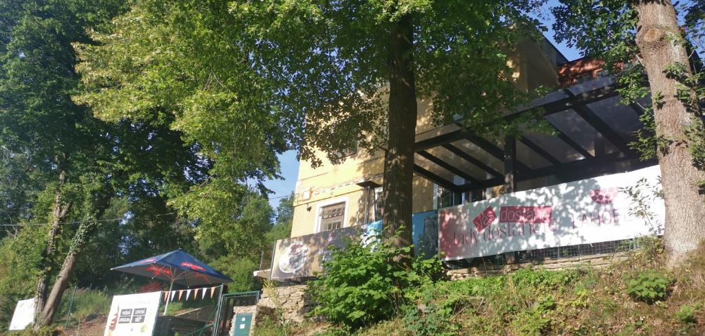 um edifício com graffiti ao lado em Na Skalce em Vranov nad Dyjí