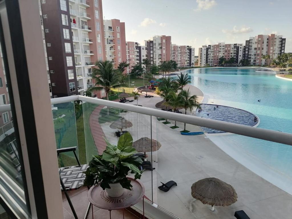 balcón con vistas a la piscina en Dream Lagoons, en Cancún