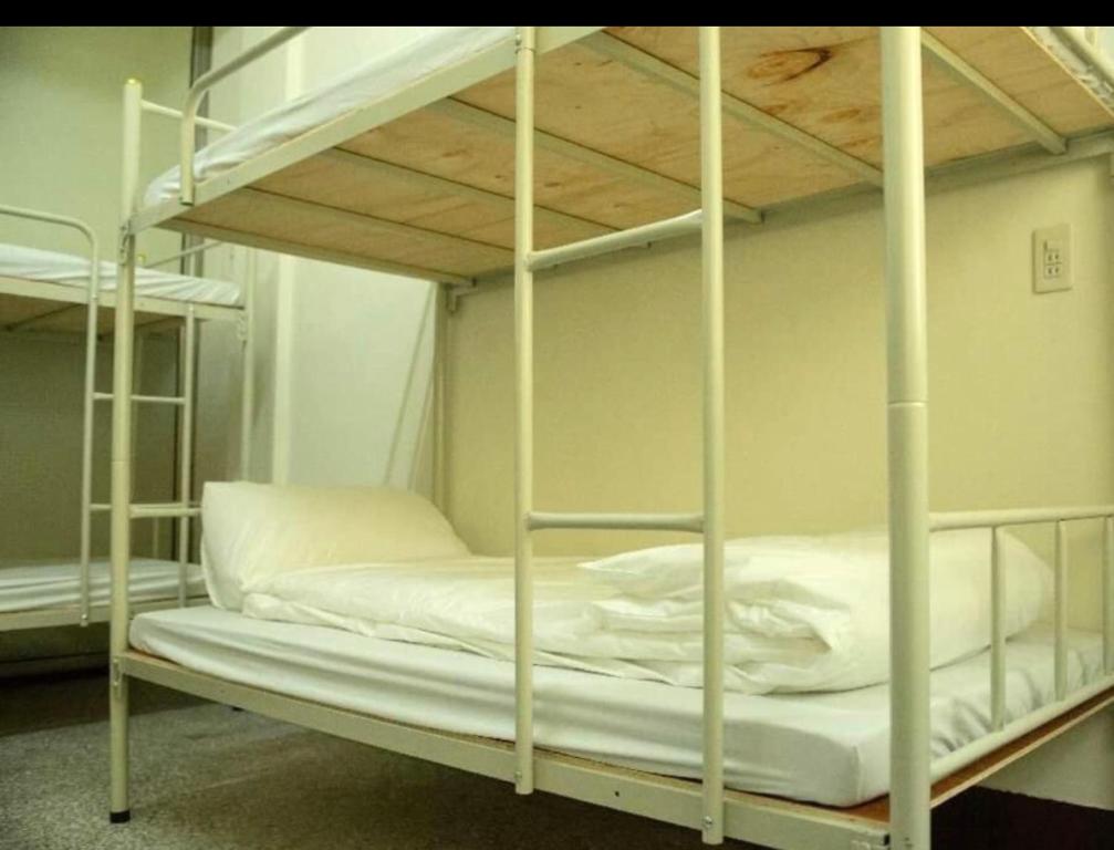 Tara 塔拉Guest House - Lit Dans Une Salle De Dortoir Mélangée à 6 Lits