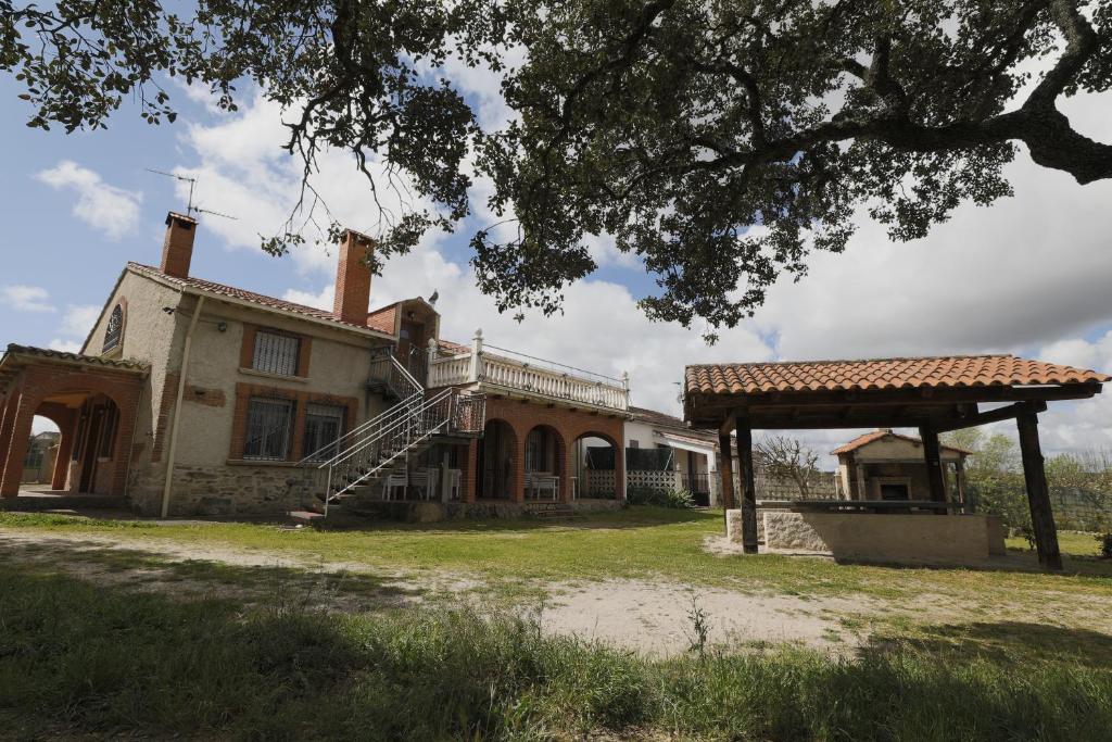 una vecchia casa con una scala di fronte di Casa Fina Espeja (Salamanca) a Espeja