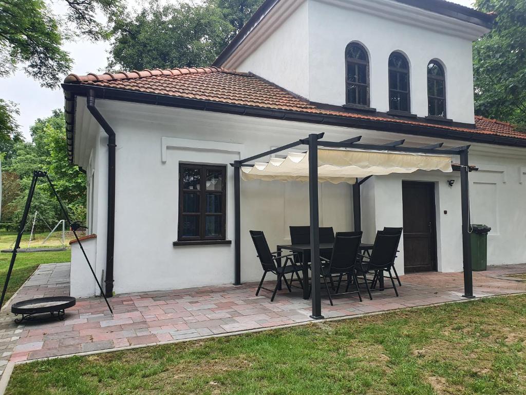 GraboszyceにあるDomek Bomba Zator Graboszyceの- パティオ(天蓋付きのテーブルと椅子付)