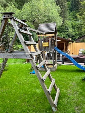 un parco giochi con uno scivolo blu e uno scivolo bluintend di Apart Michaela a See