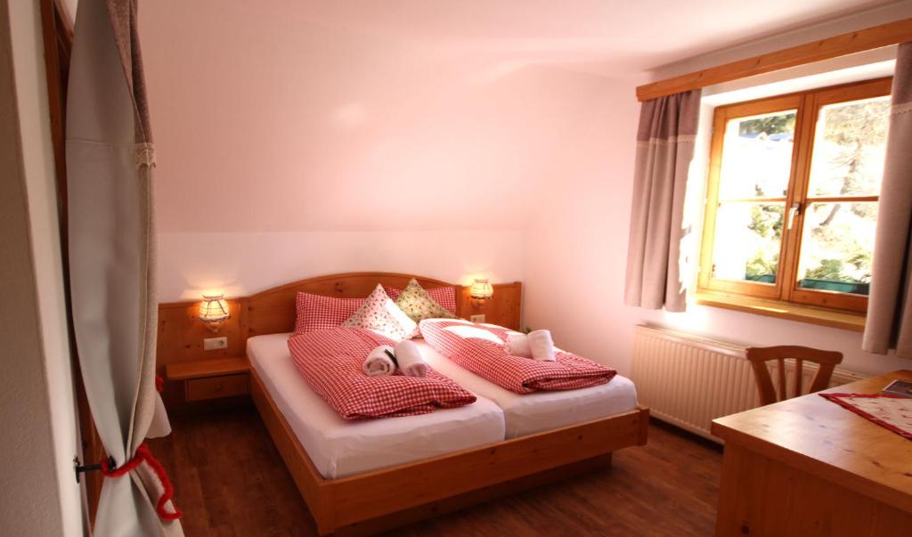 Postel nebo postele na pokoji v ubytování AlmDorf Tonnerhütte