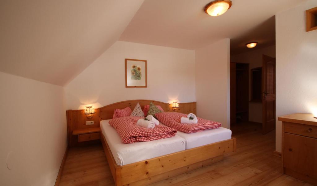 Postel nebo postele na pokoji v ubytování AlmDorf Tonnerhütte