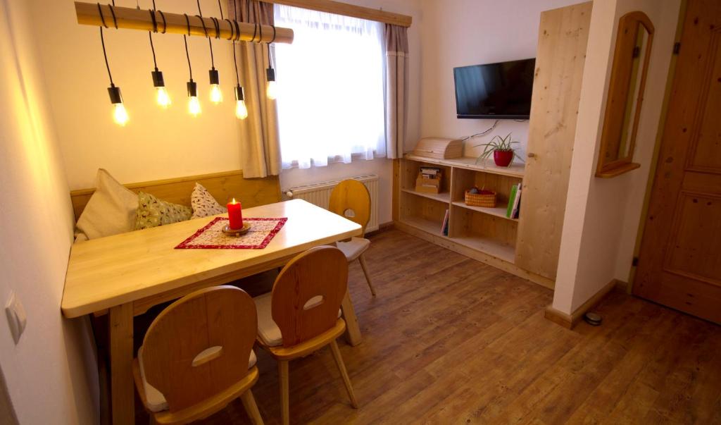TV a/nebo společenská místnost v ubytování AlmDorf Tonnerhütte