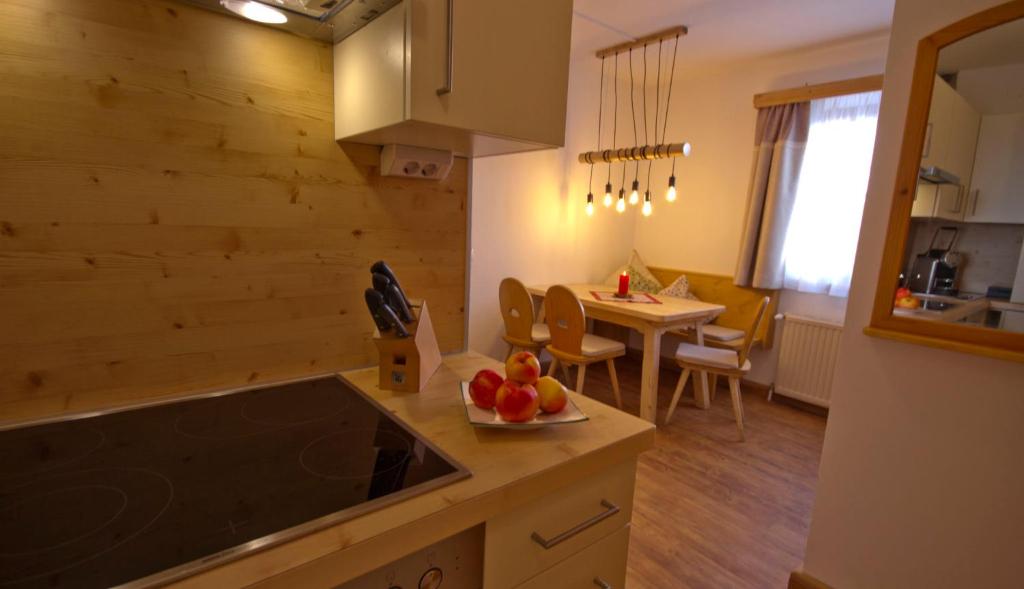 Kuchyň nebo kuchyňský kout v ubytování AlmDorf Tonnerhütte