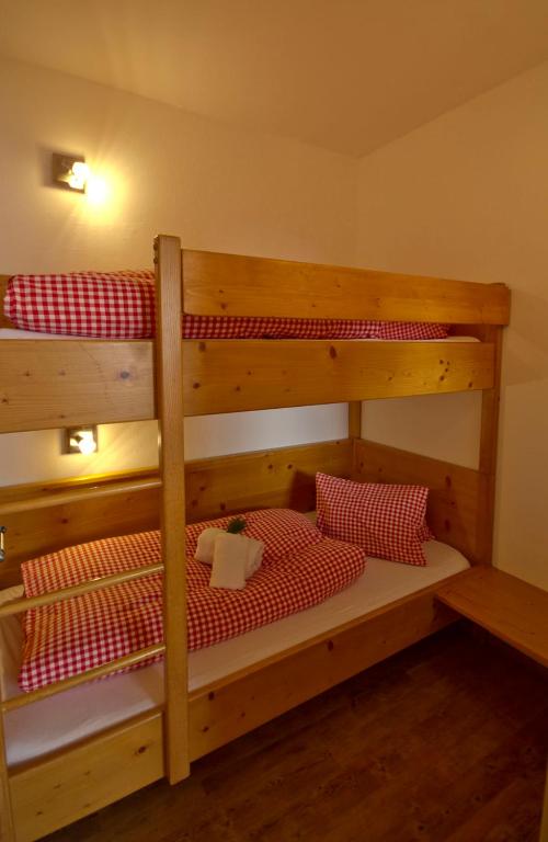 Postel nebo postele na pokoji v ubytování AlmDorf Tonnerhütte