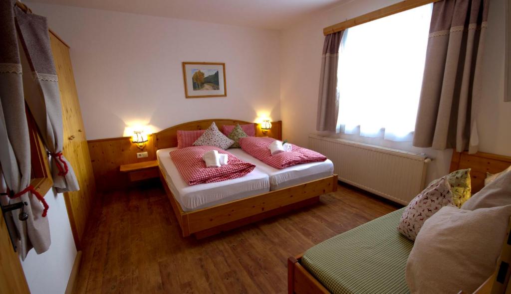 Postel nebo postele na pokoji v ubytování AlmDorf Tonnerhütte