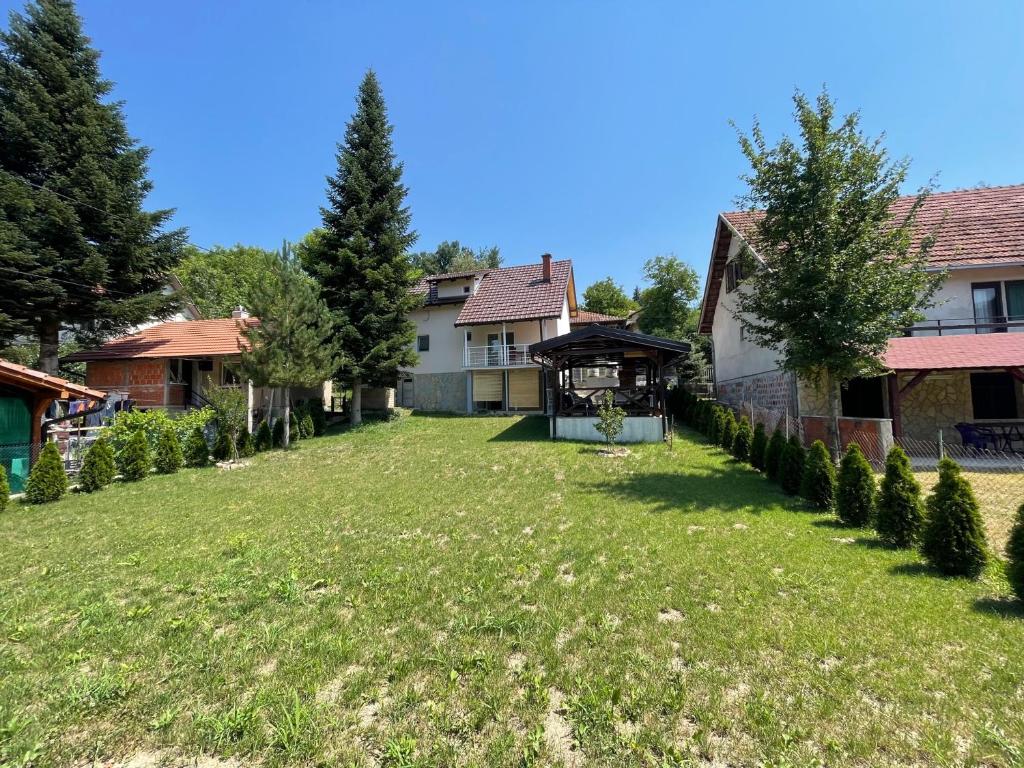 un patio con una casa y un cenador en Banja Vrujci, en Mionica