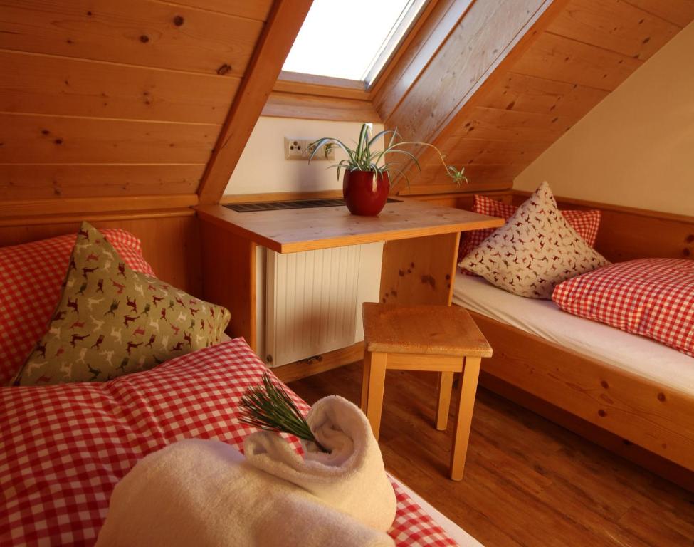 Postel nebo postele na pokoji v ubytování AlmDorf Tonnerhütte