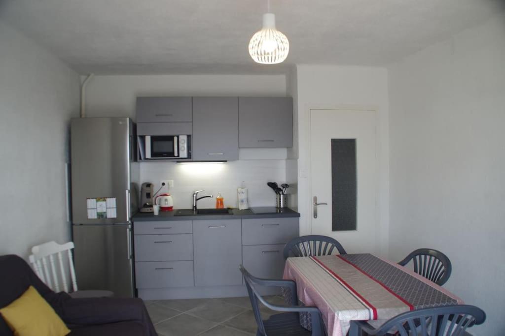Kuchyňa alebo kuchynka v ubytovaní Superbe appartement avec vue sur le port et plage